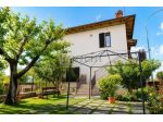 Moderno appartamento ristrutturato con giardino e magazzino