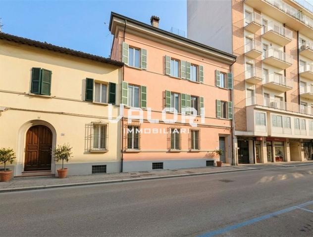 SPAZIOSO APPARTAMENTO SU 2 LIVELLI CON 2 POSTI AUTO COPERTI, UN POSTO MOTO/BICI E 2 CANTINE CICLABILI