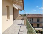 Oasi di Relax vicino al Lago: Trilocale con Terrazzo Vivibile e Piscina
