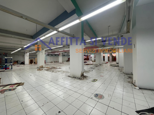 Oltre 3 vetrine in affitto a Siracusa - Foto 5