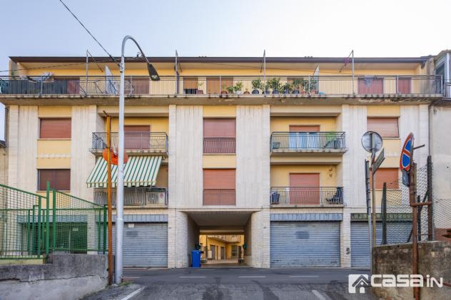 L'appartamento, ristrutturato internamente nel 2018, è composto da un luminoso soggiorno, da una cucina abitabile che si affaccia su un comodo balcone