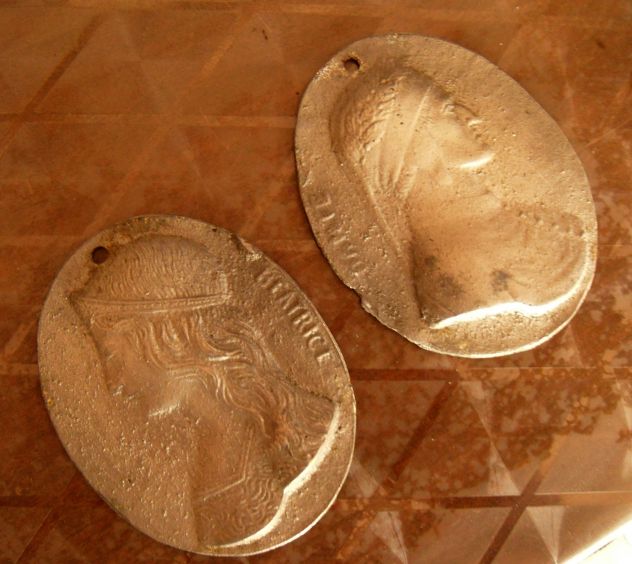 N° 2 ANTICHE BASSORILIEVI O STAMPE SU ALLUMINIO DI DANTE E BEATRICE .- - Foto 3