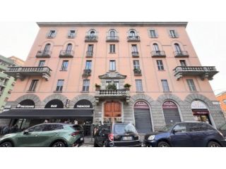 Stanza singola in trilocale con balcone, cantina e giardino