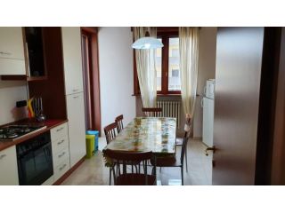 3 camere per studentesse (Zona Obelisco/Porta Napoli)