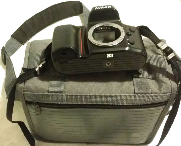 Corpo macchina fotografica Nikon F70 con libretto e la borsa a tracolla Apinar - Foto 2