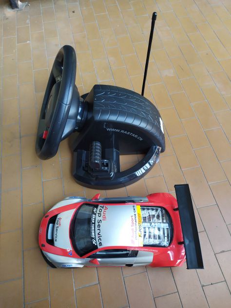 Rastar Audi R8 con volante come radiocomando - Foto 2
