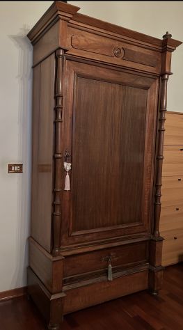 Armadio antico in legno massello