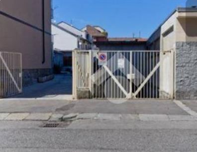 Vendesi box auto In Via Chambery 93/107, zona Pozzo Strada Torino