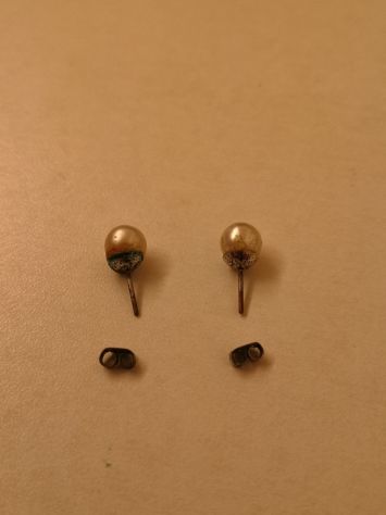 Orecchini con perla di bigiotteria e farfalle placcate in argento. - Foto 2