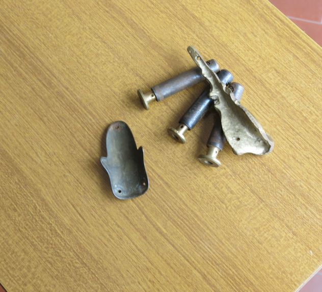 DUE GAMBE O PROTEGGI GAMBE E TRE PIEDINI PER MOBILI VARI - - Foto 3