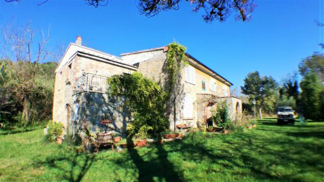 Vendita Rustico casale da 380 mq con giardino con posto auto