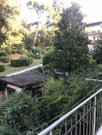 L'appartamento di mq.100 ha una buona distribuzione degli spazi con vani ampi, grandi finestre e soffitti alti; si fa apprezzare per la piacevole lumi - Foto 6
