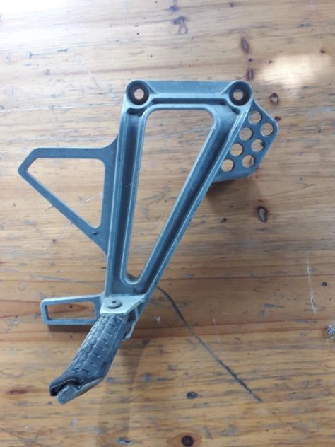 Staffa con pedalina passeggero lato destro per Honda Dominator 650 - Foto 2
