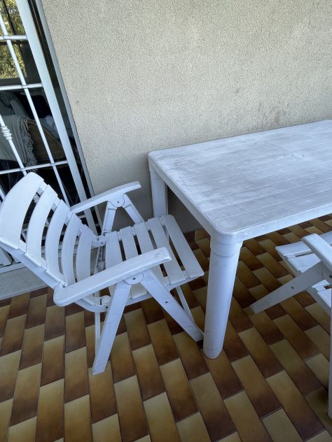 TAVOLO BIANCO DA ESTERNO IN PLASTICA  2 SEDIE PIEGHEVOLI - Foto 10