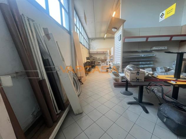 IN LOCAZIONE: Ampio Locale Open-Space con Area Esterna Coperta e Piazzale - Foto 13