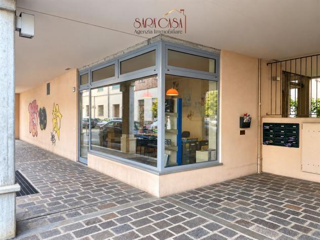 Attività commerciale con ampia vetrina sviluppata su due livelli - Foto 9