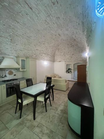 Casamassima; Soluzione Indipendente in pietra. Ristrutturata. Arredata. Libera.