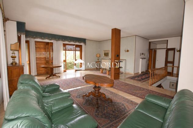 CASA INDIPENDENTE di 10 vani e di 300 mq (MONTEBELLUNA) rif. PE15