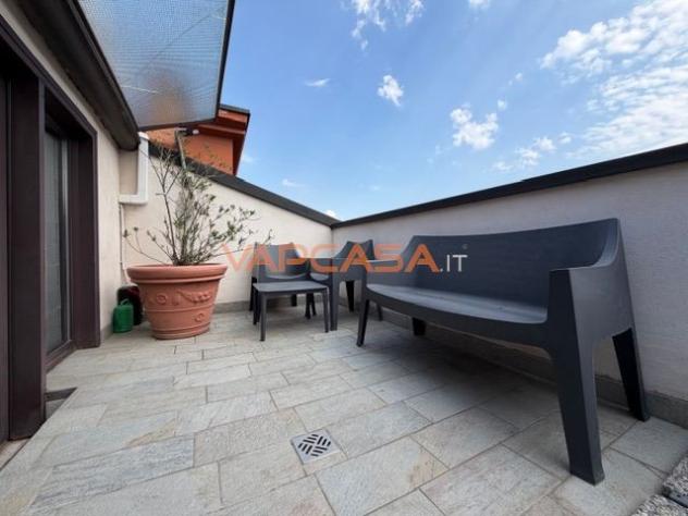 PARATICO – ULTIMO PIANO CON TERRAZZINO, PISCINA E SCORCIO LAGO - Foto 4