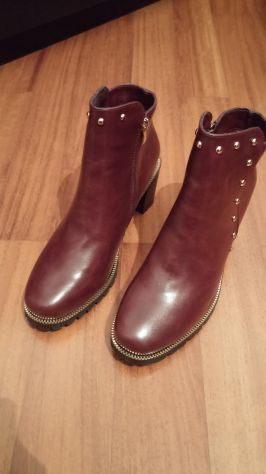 STIVALETTI ANKLE BOOTS BORDEAUX CON BORCHIE - Foto 3