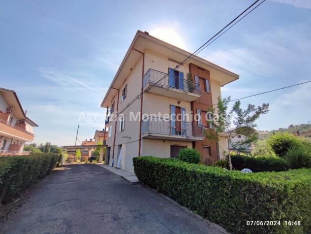 Casa bifamiliare in posizione centrale con ampio scoperto esclusivo, garage e due unità abitative - Foto 2
