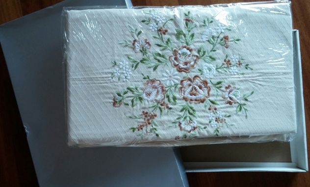 COPRILETTO MATRIMONIALE BEIGE CON RICAMO - Foto 4