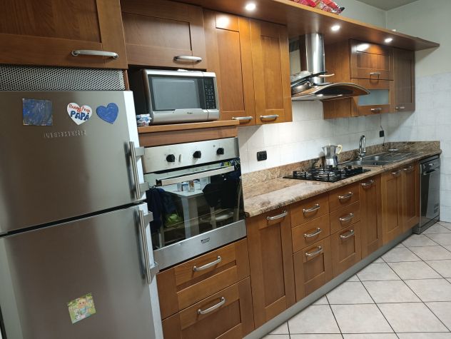 Cucina in legno con elettrodomestici - Foto 7