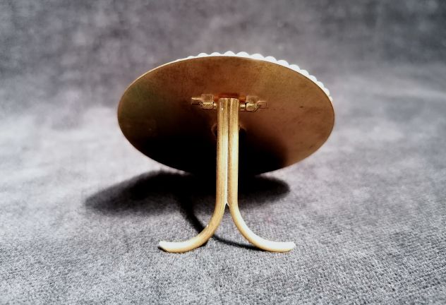 ANTICO MEDAGLIONE DA TAVOLO CON S. TERESA IN METALLO E MICRO-PERLE, 1900. - Foto 4
