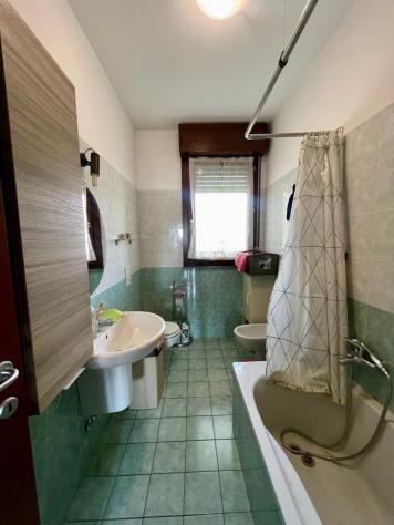 Bilocale con terrazzi coperti, box e ascensore nel cuore del paese - Foto 19
