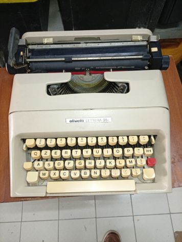 Macchina da scrivere Olivetti vintage