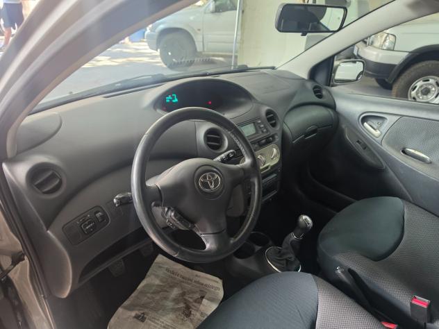 Toyota Yaris 1.0i 16V cat 5 porte - Foto 8