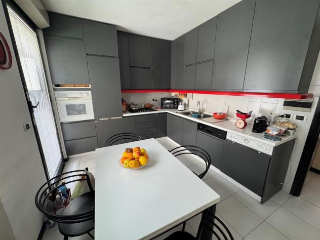 Alassio, a soli 1,5 km dal mare, proponiamo elegante villa a schiera su più livelli, dotata di ingresso indipendente e libera su tre lati. cantina e - Foto 6