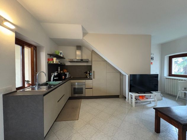 Besozzo - porzione di casa ristrutturata con box - Foto 4