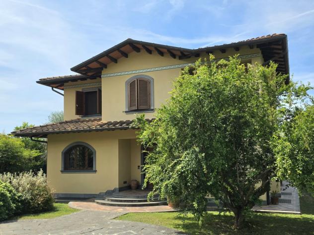 MASSA, villa di ampia metratura nella prima periferia, disposta su tre livelli con ampio giardino di circa 1.300 mq. Composta di salone con camino, cu - Foto 2