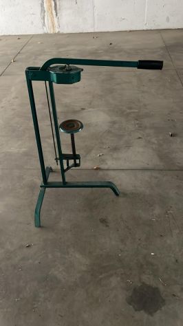 Imbottigliatrice tappatrice per bottiglie di vino con tappi di sughero.