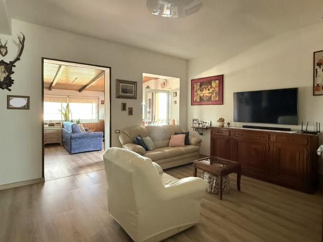 Marina di Massa, in pieno centro e a pochi passi dal mare: attico al 4° piano con ascensore, composto da ingresso, sala, ampia cucina, disimpegno, 3 c - Foto 10
