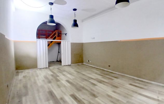 VIA INDIPENDENZA: Fondo commerciale con due ampie vetrine - Foto 6