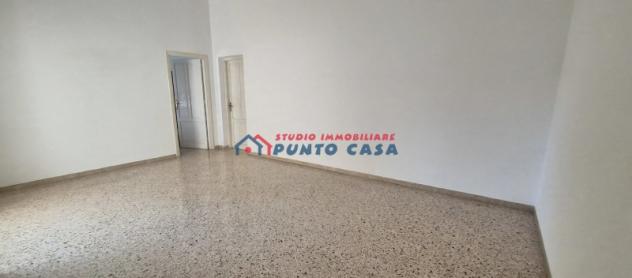 PIAZZA CIMITERO – Soluzione indipendente P.T. + 1°p. di 600mq ca. con n. 3 locali commerciali e n. 3 unità abitative + giardino. Da ristrutturare. Eur - Foto 7