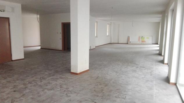 Oltre 3 vetrine in affitto a Saronno - Foto 4