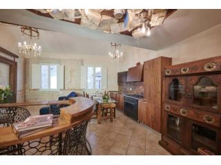 Leoni Suite