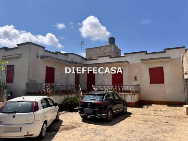V2636 - In vendita a Marsala casa indipendente con giardino, magazzini e garage in periferia