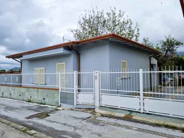 casa indipendente in vendita a Massa in zona Marina di Massa