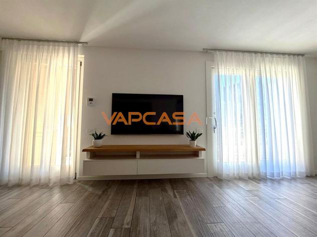 ELEGANTE QUADRILOCALE COMPLETAMENTE ARREDATO E PRONTO DA VIVERE - Foto 13
