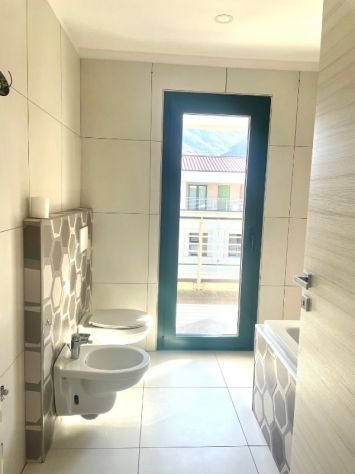 GRAVELLONA TOCE BELLISSIMO ATTICO TRILOCALE 2 CAMERE 2 BAGNO SALA CUCINA CANTINA - Foto 7