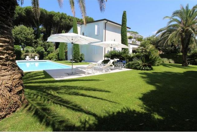 Villa in vendita a Roma Imperiale - Forte dei Marmi 450 mq Rif: 1167505