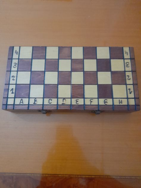 Scacchiera scolpita in legno pregiato con velluto perfettamente conservata. - Foto 5