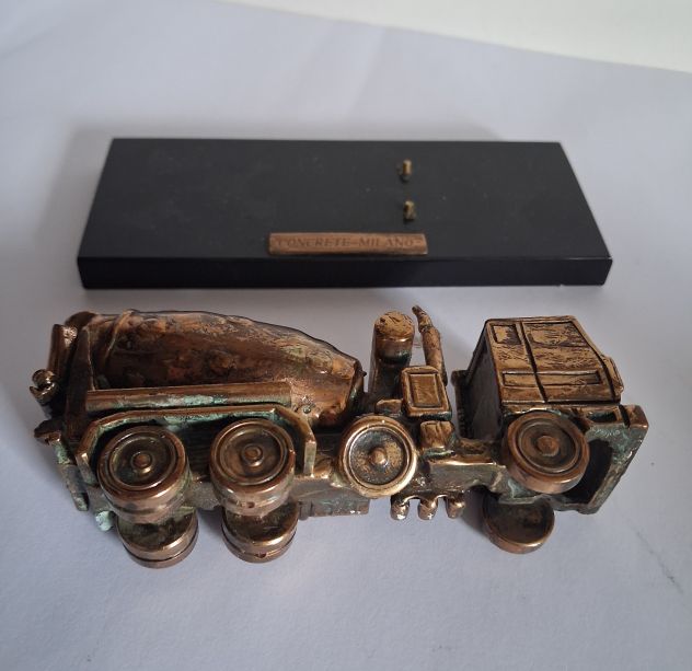 Autobetoniera  n° 3 assi  anni '80 modellino scultura - Foto 2