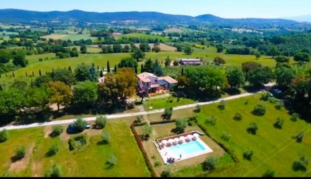 Vendita Rustico casale da 680 mq con giardino