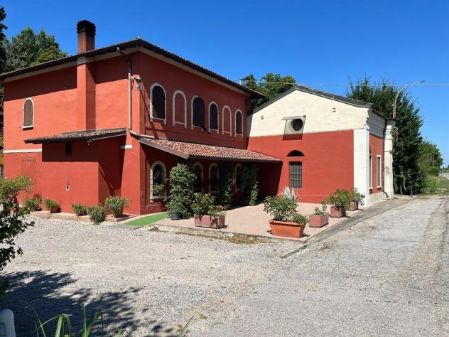 AMPIO LOCALE COMMERCIALE CON GIARDINO