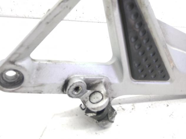 HONDA HORNET 600 SUPPORTO SINISTRO PEDANE - DIFETTI SU GOMMA PEDANA 2003 - Foto 2